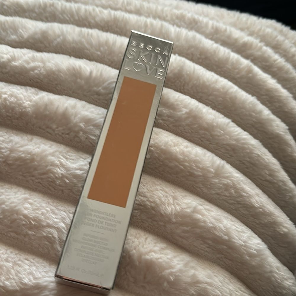 NWT BECCA Skin Love Weightless Blur Foundation Vanilla
